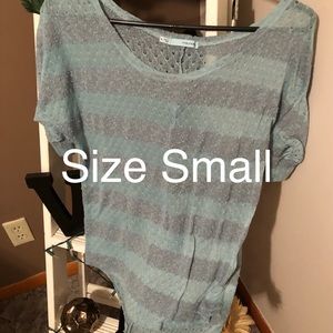 Size Small Women’s quarter length sleeve.